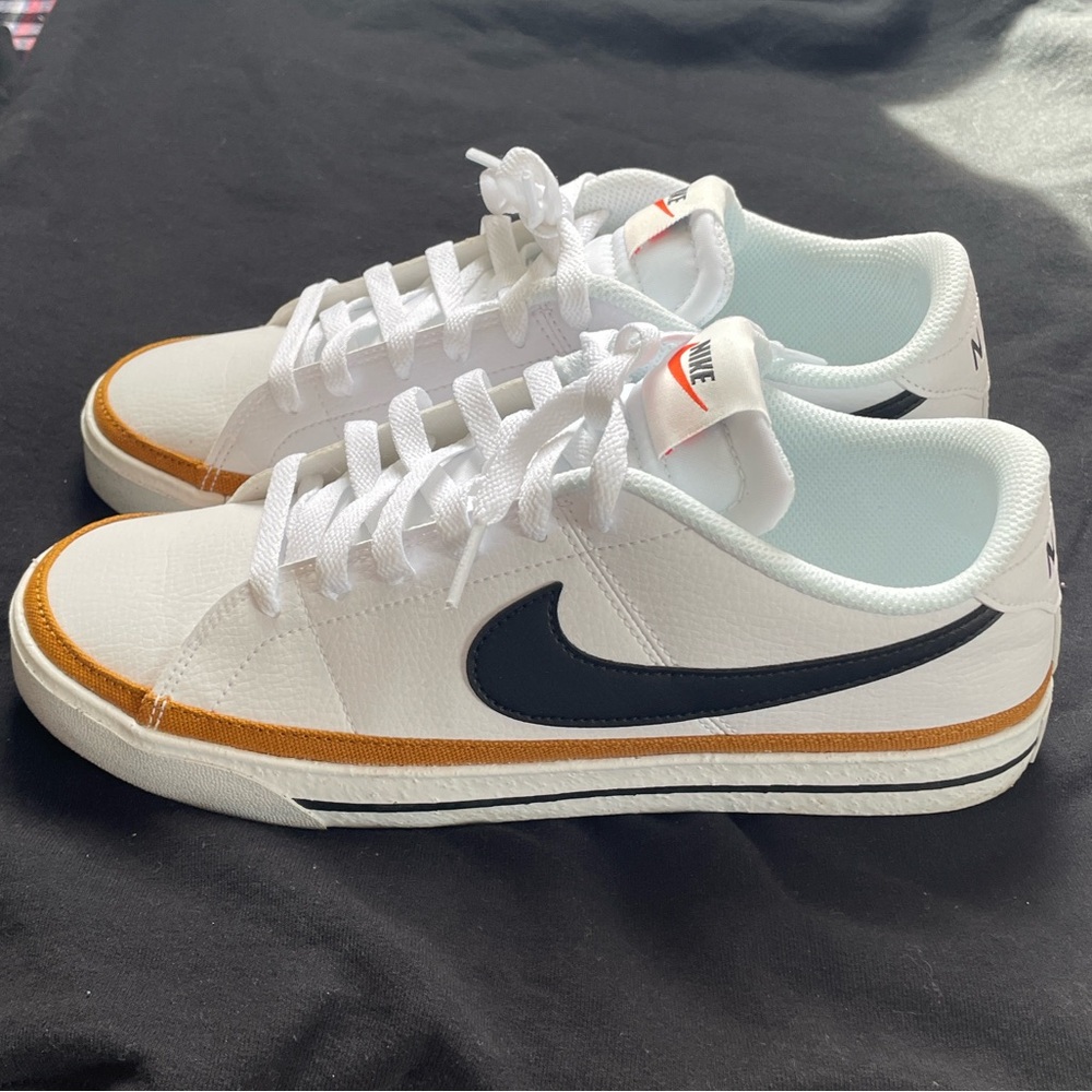 Nike 8.5 
Synthetic leather
